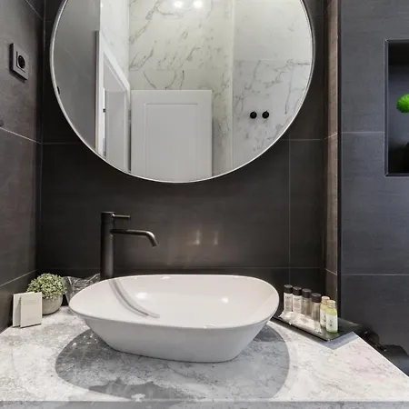 Гостьовий будинок Dezign Superior &