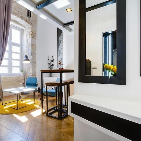 Dezign Superior & Гостьовий будинок