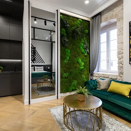 Гостьовий будинок Dezign Superior &