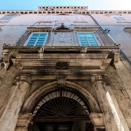 Гостьовий будинок Dezign Superior &