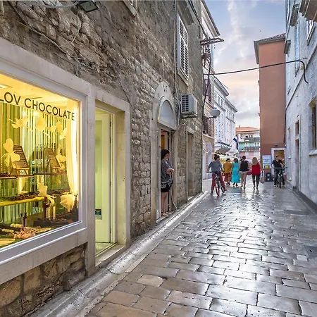 Гостьовий будинок Dezign Superior &