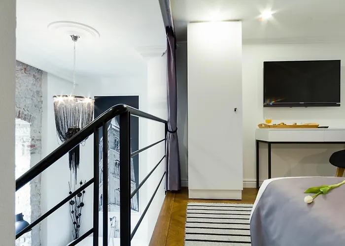 Dezign Superior & ゲストハウス 4*