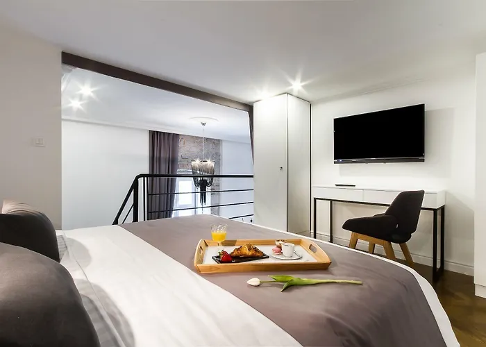 Dezign Superior & 招待所 4*