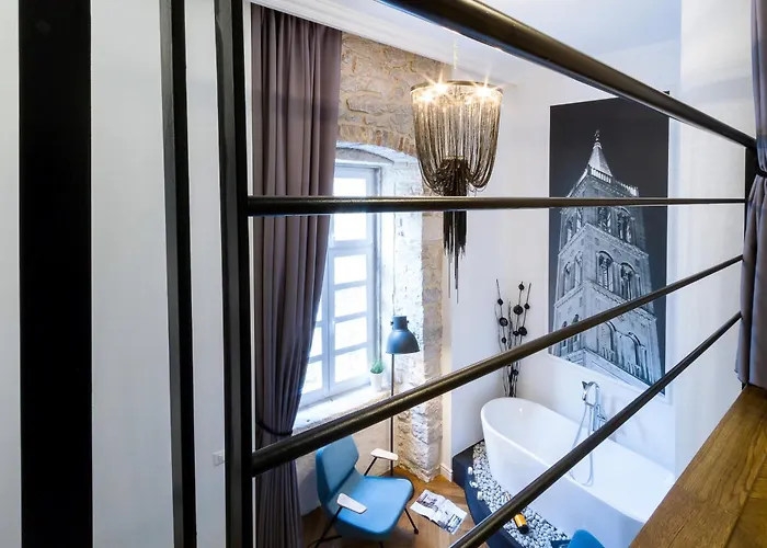 Dezign Superior & ゲストハウス ザダル